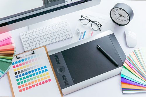 誰でも簡単に更新できるホームページのメリットとデメリット