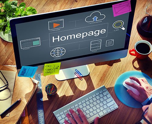 パソコンでホームページデザインを設計しているイメージ