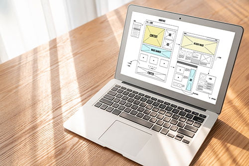 ホームページ作成中のパソコン