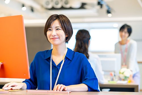 スタッフがホームページを作成しているイメージ