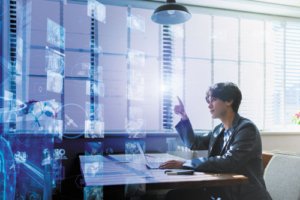 パソコンでデータを確認する男性と分析画面のイメージ