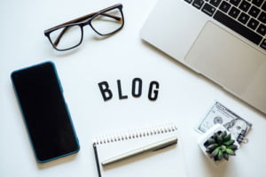 BLOGと書かれたノートとパソコン